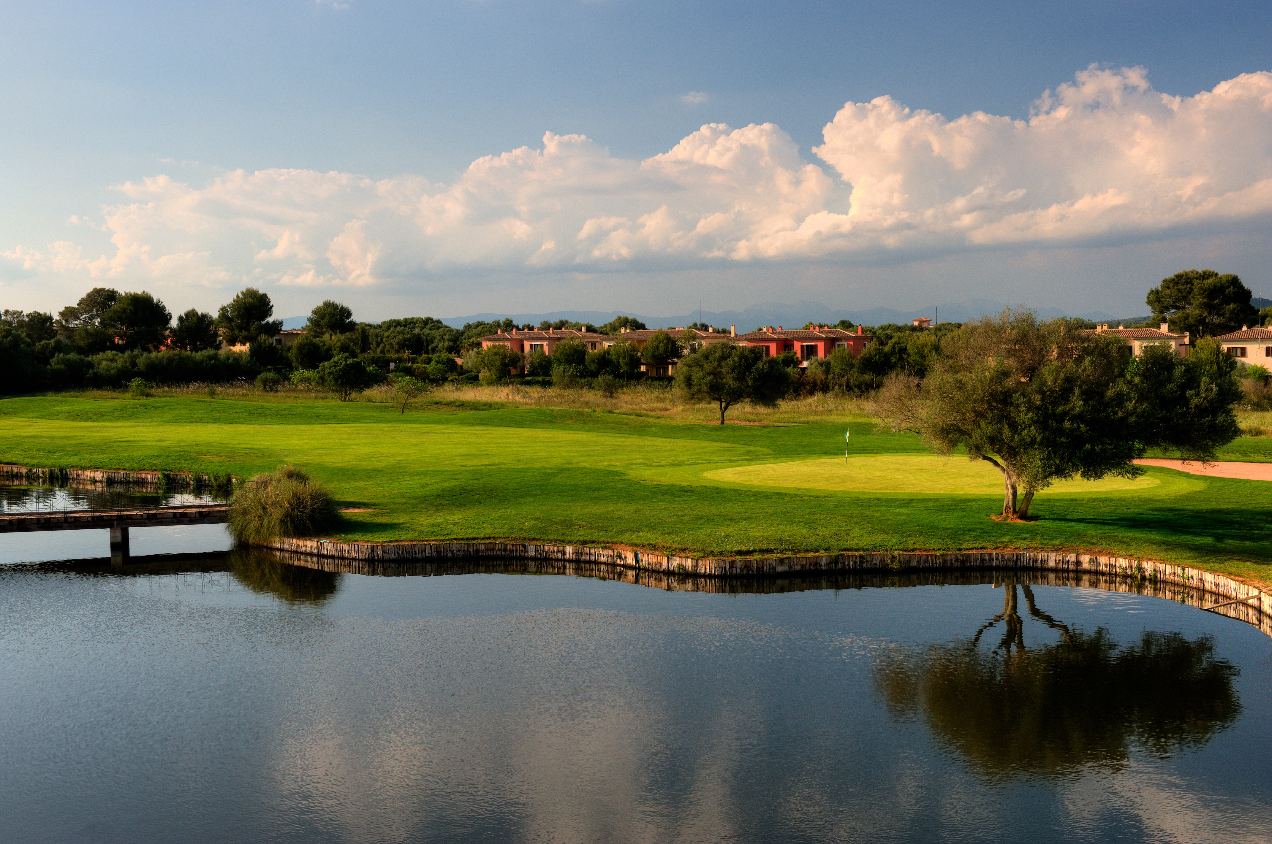 Golf Son Antem - East